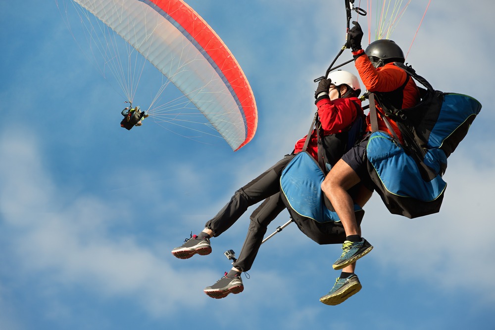 Two paraglider tandem fly